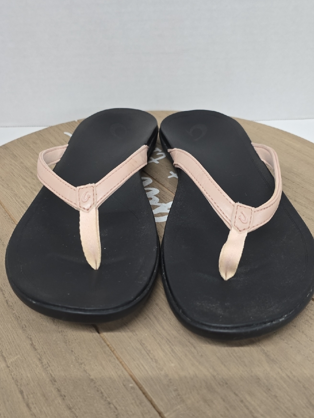 OluKai Ho‘ōpio Leather Flip-Flops with Pale Pink Straps Womens Size 10 EUC
